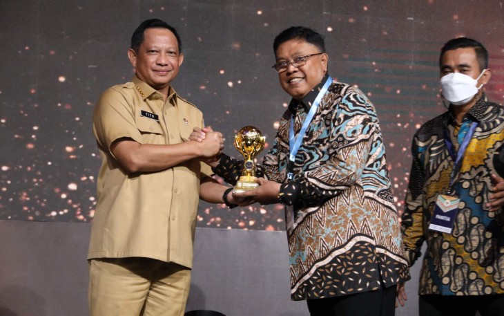 Walikota Blitar Santoso menerima Piala Penghargaan UHC yang Diberikan oleh Mendagri Tito Karnavian