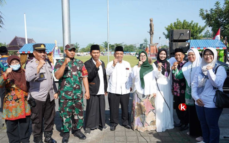 Bupati Blitar Rini Syarifah Didampingi Forpimcam Kanigoro, Tokoh Agama dan Tokoh Masyarakat di Acara Pawai Ta'aruf Sambut Ramadhan 2023. (Foto : tim Klikwarta.com)