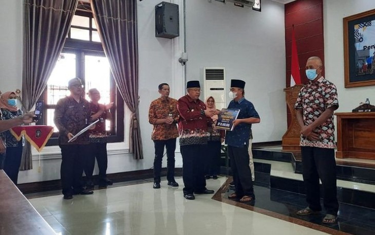 Walikota Blitar Santoso Secara Simbolis Serahkan Bantuan Pembangunan Rumah Tidak Layak Huni jadi Rumah Layak Huni