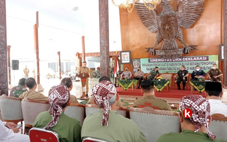 Wakil Bupati Blitar Rahmat Santoso saat Buka Acara Deklarasi Jaga Blitar bersama Sejumlah Perguruan Pencak Silat di Kabupaten Blitar (Foto : Faisal NR / Klikwarta.com)