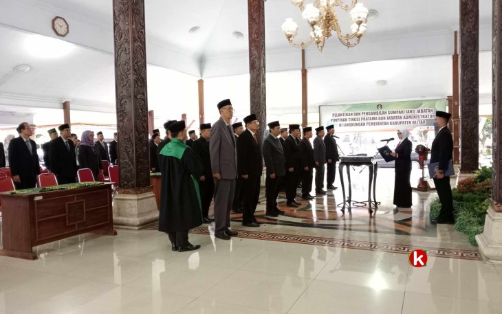Bupati Blitar Rini Syarifah Lantik Pejabat Eselon Dua di Lingkungan Pemerintah Kabupaten Blitar, Jumat 28 April 2023. (Foto : Faisal NR / Klikwarta.com)