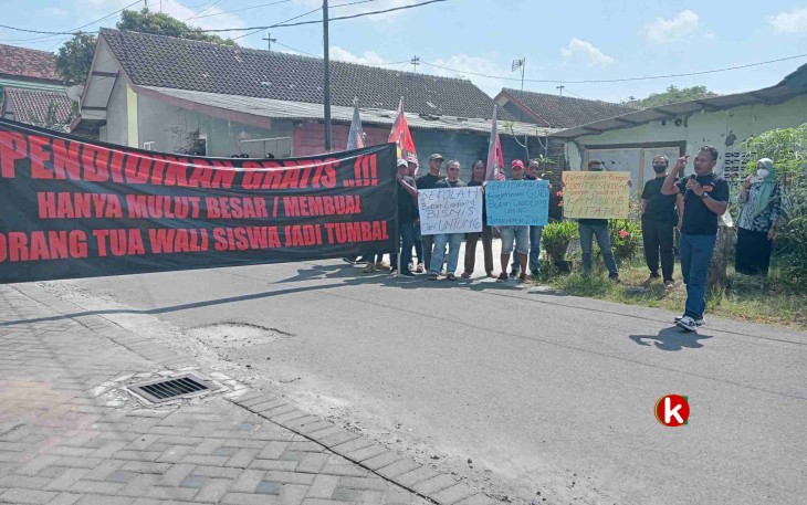 Unras LSM GPI di Depan Kantor Dinas Pendidikan Kabupaten Blitar yang Dipimpin Jaka Prasetya selaku Ketua LSM GPI (Foto : Faisal NR / Klikwarta.com)