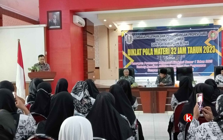 Wabup Blitar Rahmat Santoso Saat Berikan Sambutan Pengarahan di Acara Pelatihan Kenaikan Pengkat untuk Guru (Foto : Faisal NR / Klikwarta.com)