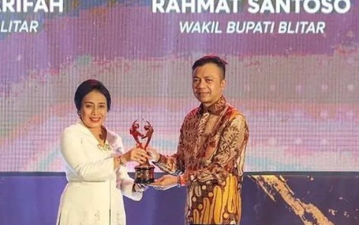 Wakil Bupati Blitar Rahmat Santoso Menerima Piala KLA Nindya untuk Kabupaten Blitar