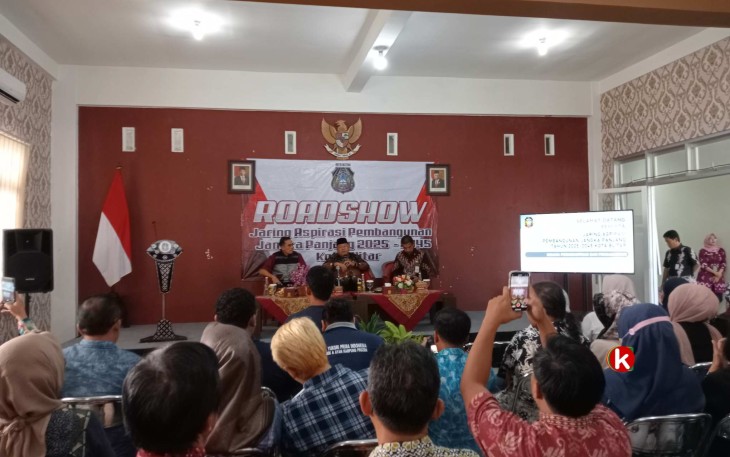 Walikota Blitar Santoso Berikan Sambutan Pengarahan ke Pedagang untuk Jaring Aspirasi Pembangunan Perdagangan Kota Blitar 2025-2045 Akan Dikonsep Apa. (Foto : Faisal NR / Klikwarta.com)