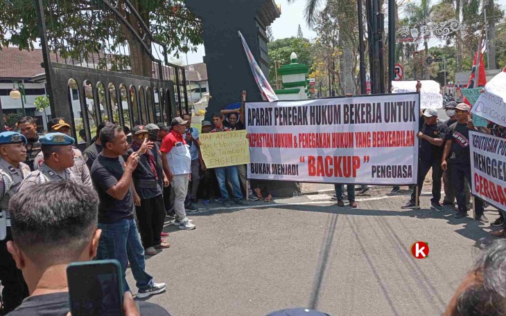 LSM GPI Saat Unjuk Rasa di Depan Kantor Pemkab Blitar yang Lama, di Jalan S. Supriyadi Kota Blitar, Rabu 18 Oktober 2023.