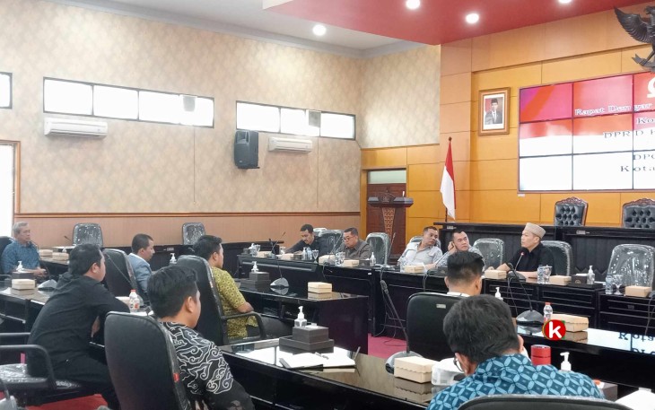 Komisi 2 DPRD Kota Blitar Terima Rapat Dengar Pendapat Umum DPC SPSI Kota Blitar, Jumat 17 November 2023 di Ruang Graha Paripurna DPRD Kota Blitar. (Foto : Faisal NR / Klikwarta.com)