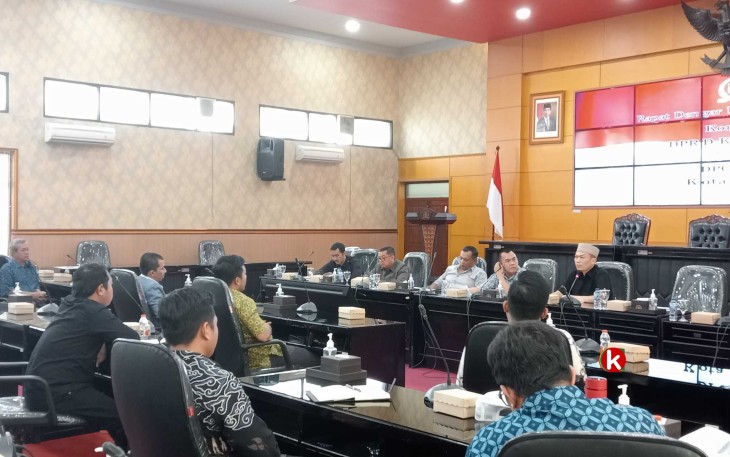 Komisi 2 DPRD Kota Blitar Terima Rapat Dengar Pendapat Umum DPC SPSI Kota Blitar, Jumat 17 November 2023 di Ruang Graha Paripurna DPRD Kota Blitar. (Foto : Faisal NR / Klikwarta.com)