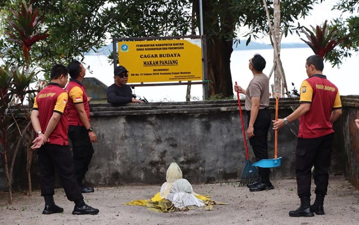 Polres Bintan saat Bakti Sosial di Situs Sejarah