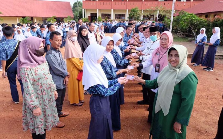 Wali Kota Tanjungpinang Hj. Rahma, S.IP., M,M menyerahkan Kartu Identitas Anak (KIA) kepada siswa siswi SMPN 16 Tanjungpinang Timur. Penyerahan dilaksanakan di halaman SMPN 16, jalan Ganet, (8/3).