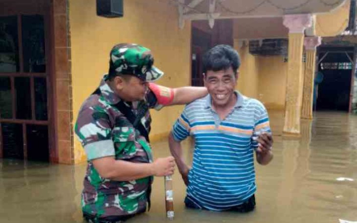 Babinsa saat monitoring dirumah Bapak Wagimin 