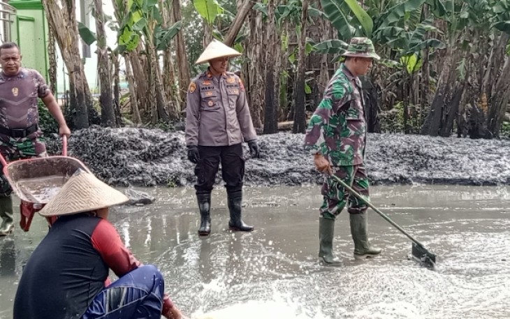 Pembersihan lumpur pasca banjir
