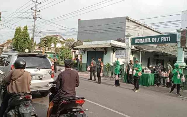 Pembagian takjil didepan Koramil 0718-01/Pati