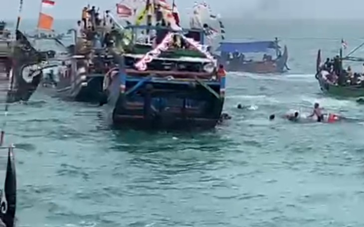 Tradisi sedekah laut di Juwana