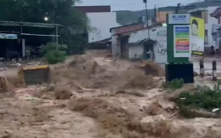 Banjir bandang di Sukolilo terekam kamera warga 