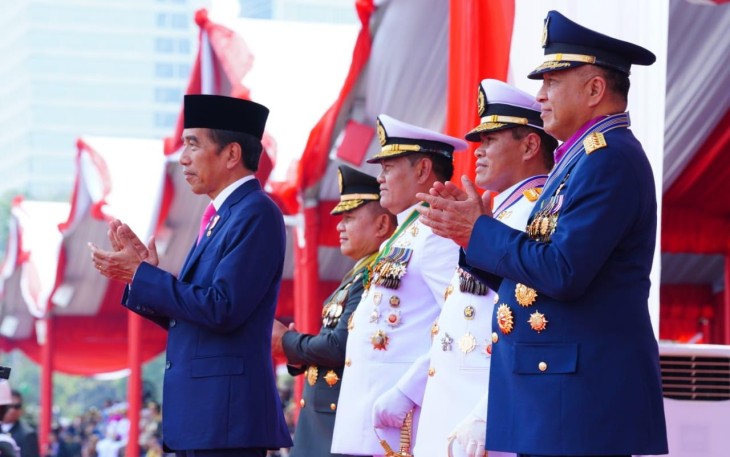 Presiden RI H. Joko Widodo selaku Inspektur Upacara yang didampingi oleh Panglima TNI Laksamana TNI Yudo Margono, bersama Kasad, Kasal, dan Kasau, dalam rangka Hari Ulang Tahun ke-78 TNI dengan mengusung tema “TNI Patriot NKRI, Pengawal Demokrasi Untuk Indonesia Maju”, berlangsung di Silang Monas, Jakarta Pusat, Kamis (5/10/2023).