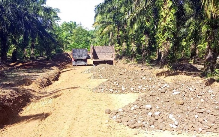 Material koral disiapkan untuk pengerasan jalan pengerjaan fisik TMMD Reguler ke-117 Kodim 0407/Kota Bengkulu