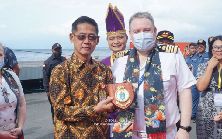 Wakil walikota Bitung saat menyambut kedatangan awak kapal dan penumpang kapal Pesiar MV Arcadia Hamilton di dermaga samudera bitung