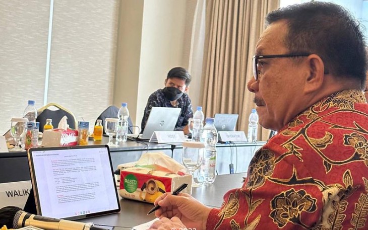 Walikota Bitung saat presentasi tentang pembangunan daerah