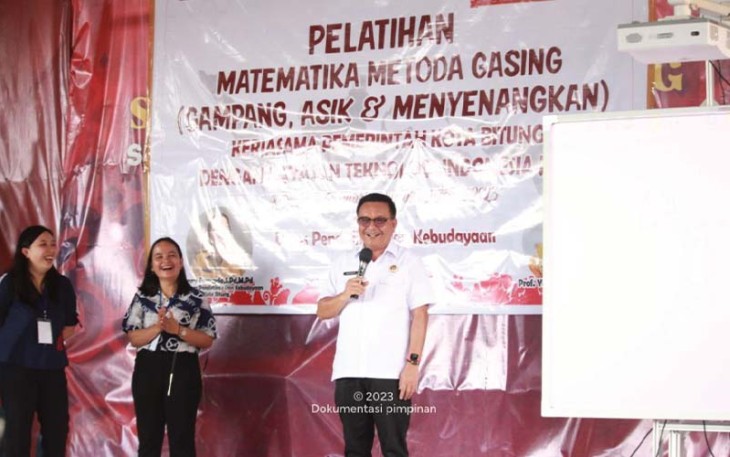 Wali Kota Maurits Mantiri saat memantau pelatihan kegiatan berhitung dengan metode Gasing