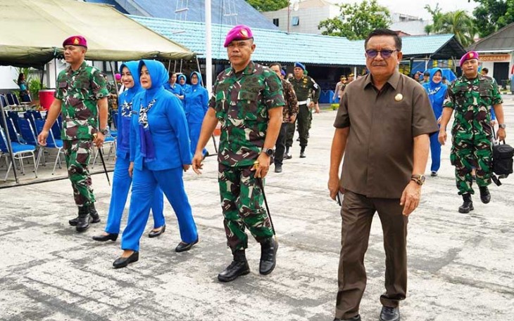 Walikota Bitung saat menerima Kunjungan Danpasmar 2