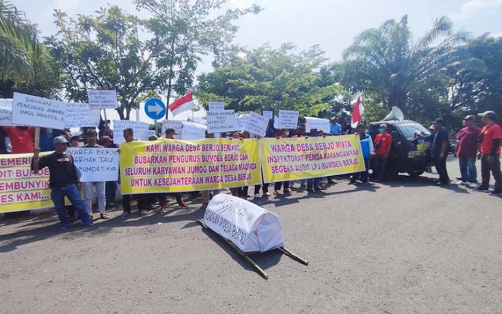 Warga Desa Berjo menggelar aksi unjuk rasa di depan Kantor Bupati Karanganyar, Kamis (6/4/2023).