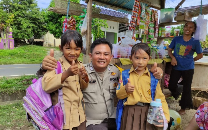 Pak Bhabin Sambang Sekolah, Jalin Keakraban dengan Siswa Siswi