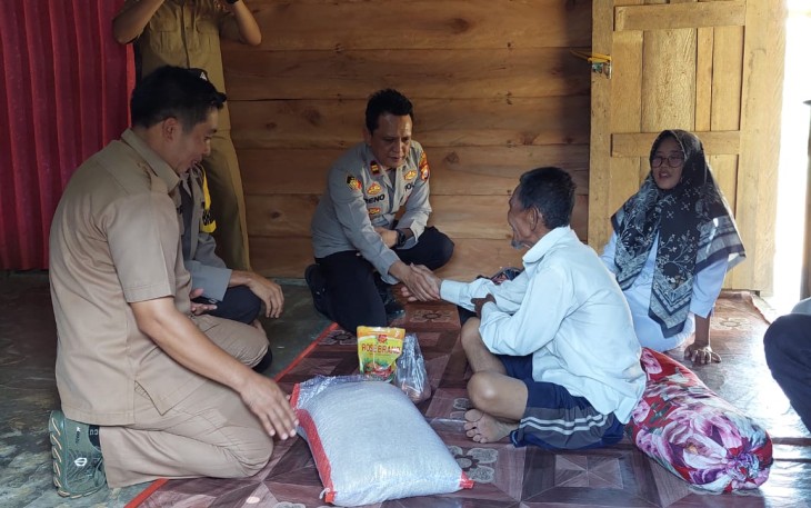 Ada Warga Sakit, Kapolsek Pino dan Pak Bhabin Datang Menjenguk Bawa Sembako