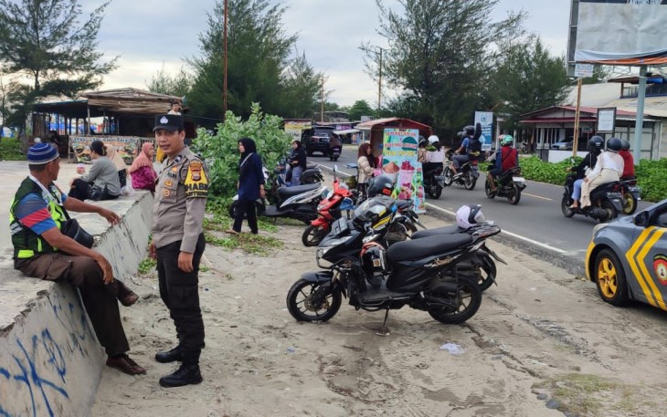 Personel Polsek Teluk Segara Patroli Dialogis di Pantai Taman Berkas