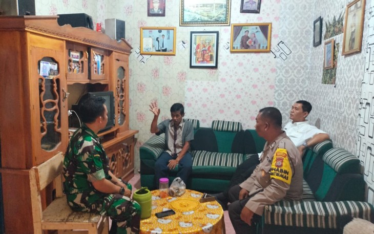 Bhabinkamtibmas Rawa Makmur Terima Keluhan Warga Soal Air Sumur Berbau dan Berbuih