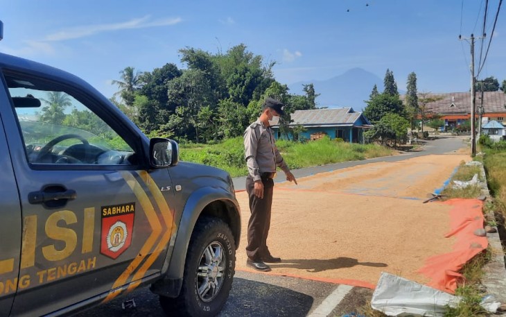Patroli Polsek Lebong Tengah, Tegur Warga Menjemur Hasil Panen Dijalan