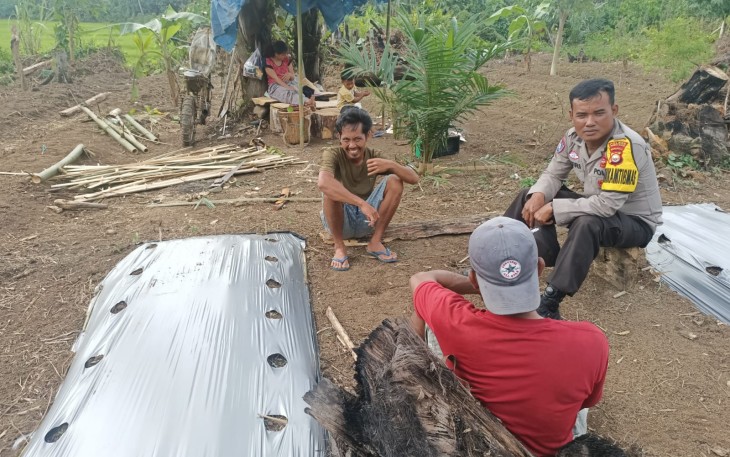 Jalin Keakraban, Bhabinkamtibmas Polsek Seginim Sambangi Warga Menanam Cabai