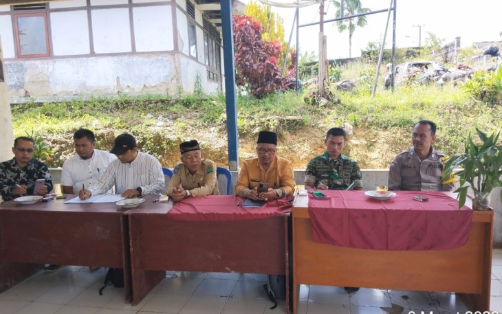 Bhabinkamtibmas Polsek Lebong Utara Hadiri Musyawarah Penetapan Penerima BLT DD di Desa Pinang Belapis