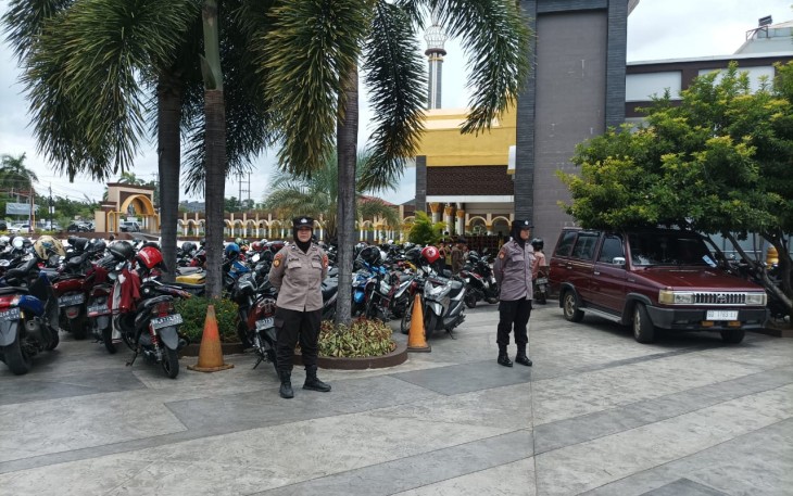 Salat Jumat Tenang, Dijagain Polwan Polsek Gading Cempaka 