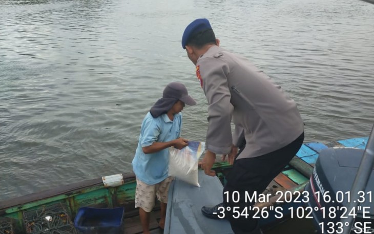 Jumat Curhat, Ditpolairud Membagikan Beras ke Nelayan Kecil di Pelabuhan Pulau Baai