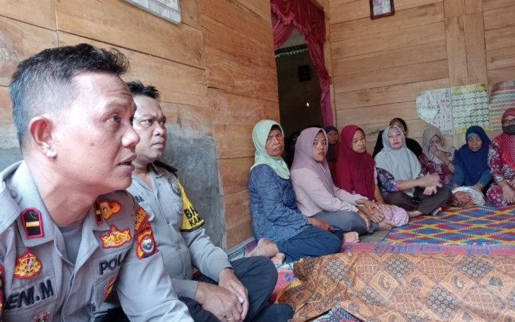 Kapolsek Batiknau Ipda Deni Mashuri, SH Saat Melayat Ke kediaman Korban Lakalantas