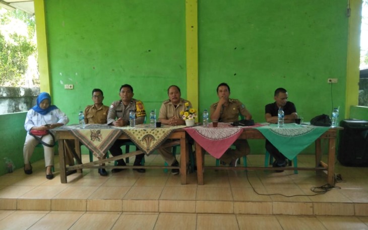 Bhabinkamtibmas Polsek Lais Saat Hadiri Pembagian BLT DD Desa Air Padang