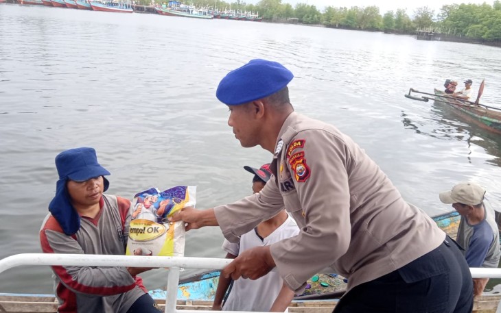 Ditpolairud Polda Bengkulu Bagikan Beras ke Nelayan di Kolam Pelabuhan Pulau Baai