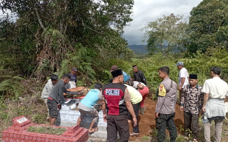 Bhabinkamtibmas Hadiri Pemakaman Warga yang Meninggal Dunia di Pondok Kebun