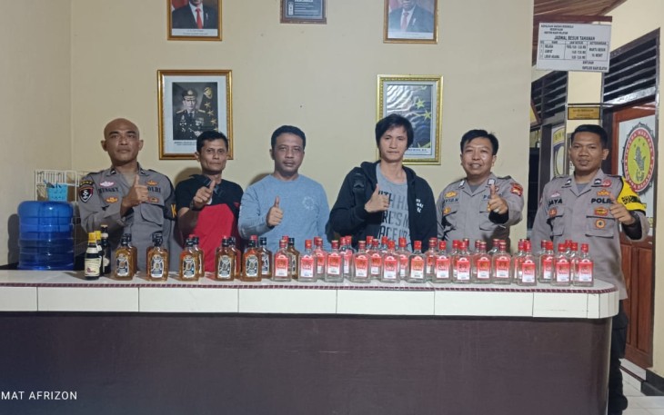 Polsek Kaur Selatan Amankan Puluhan Botol Miras