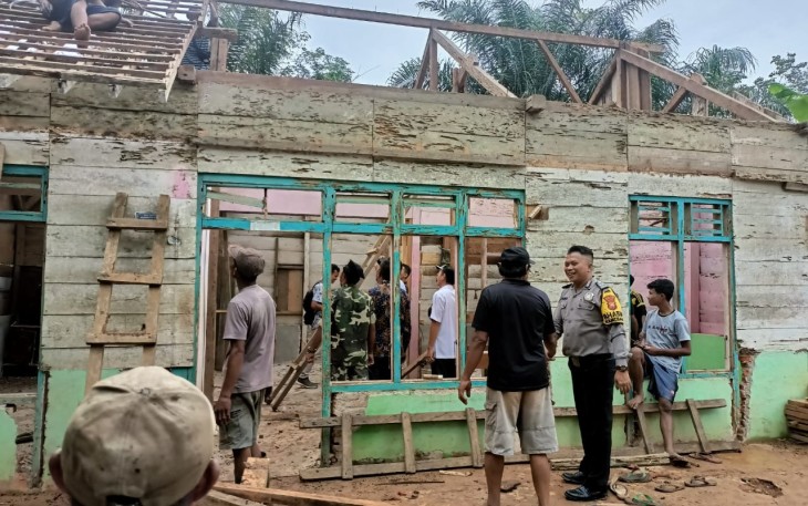 Bhabinkamtibmas Batik Nau Gotong Royong Membangun Rumah Warga Tak Layak Huni