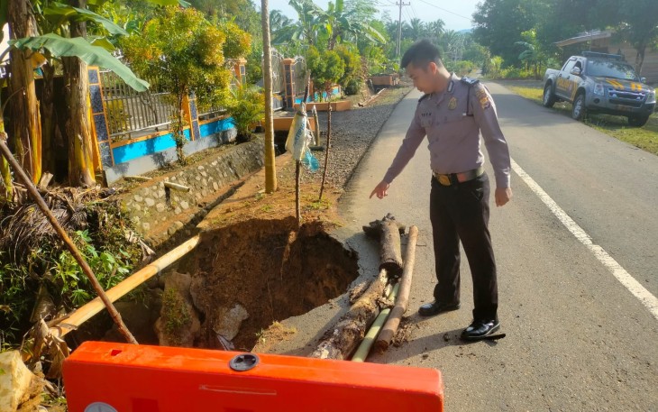 Polsek Giri Mulya Pasang Barier di Jalan Amblas Sebagai Tanda Peringatan