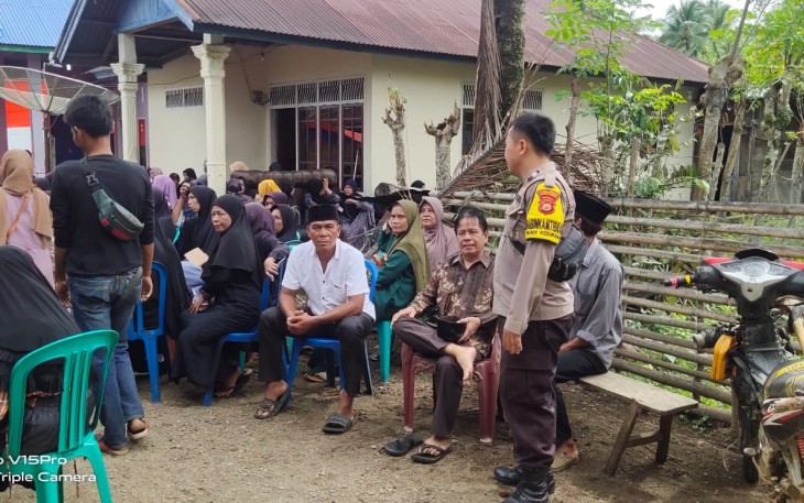 Bhabinkamtibmas Sambang Duka di Desa Muara tiga 