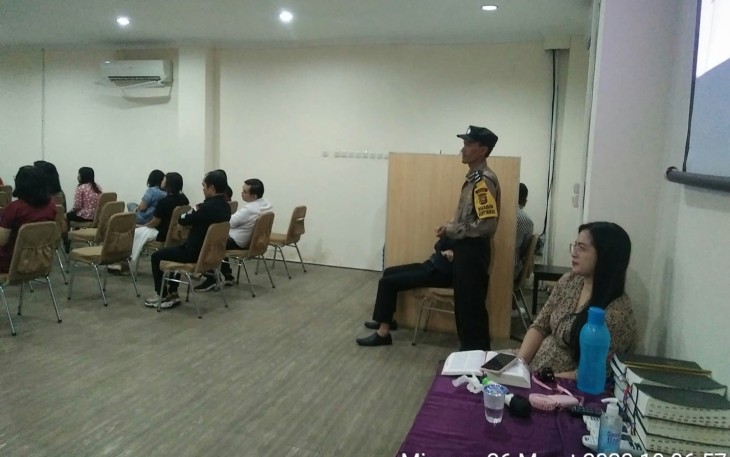 Bhabinkamtibmas Polsek Teluk Segara Lakukan Pengamanan Ibadah Mingguan Umat Kristia