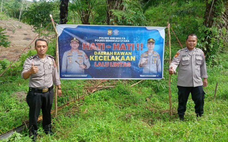 Tekan Angka Kecelakaan, Polsek Giri Mulya Pasang Spanduk Imbauaun Tertib Berlalu Lintas