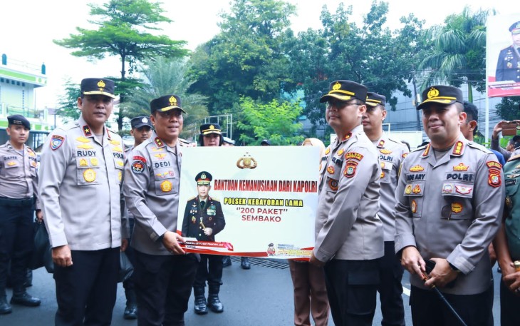 Ribuan Paket Sembako dari Kapolri Disebar ke Masyarakat di Slum Area Jaksel