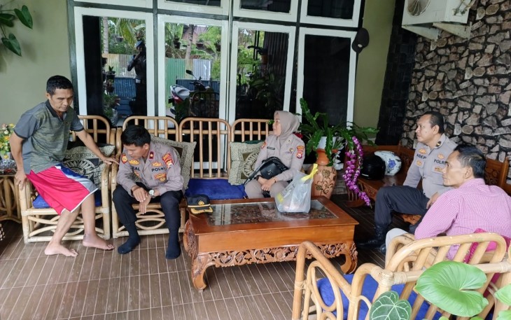 Peduli, Kapolsek Teluk Segara Jenguk Anggotanya yang Sedang Sakit