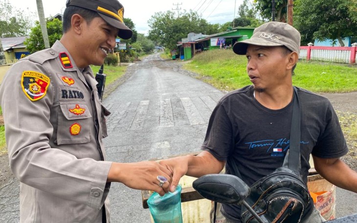 Peduli Sesama, Polsek Kerkap Berbagi Takjil Buka Puasa