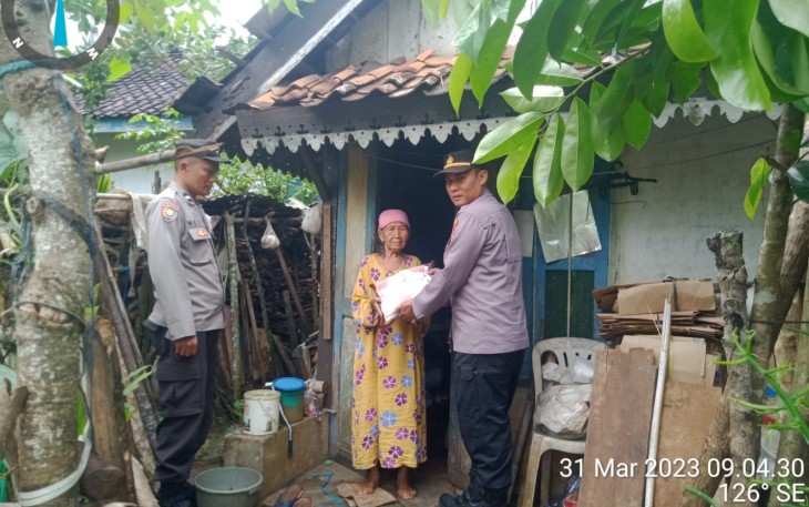 Polsek Kaur Tengah Berikan Bansos Kepada Lansia Sebatang Kara