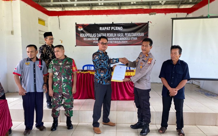 Kapolsek Kerkap Hadiri Rapat Pleno Terbuka Rekapitulasi DPHP Kecamatn Hulu Palik
